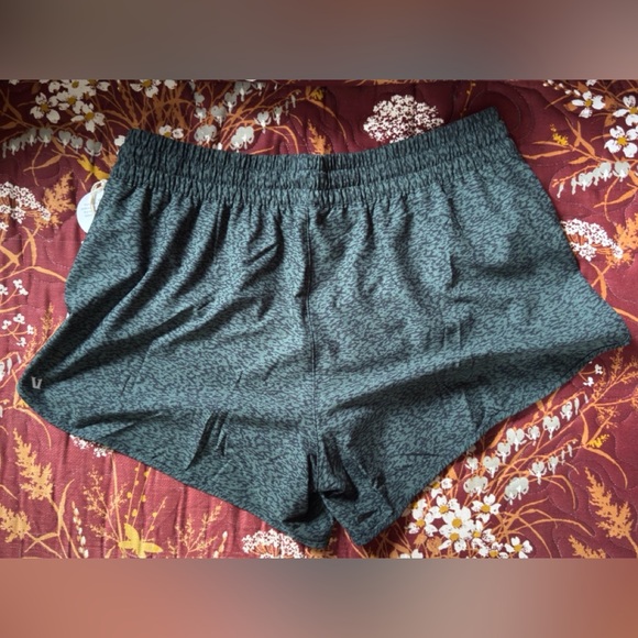 Vuori Green Athletic Shorts with Dolphin Hem Size XL - Picture 8 of 8